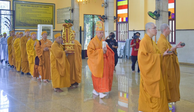 Hòa thượng sám chủ và chư tôn đức Ban Nghi lễ thỉnh linh mô triều Phật, yết tổ - Ảnh: Quảng Đạo/BGN