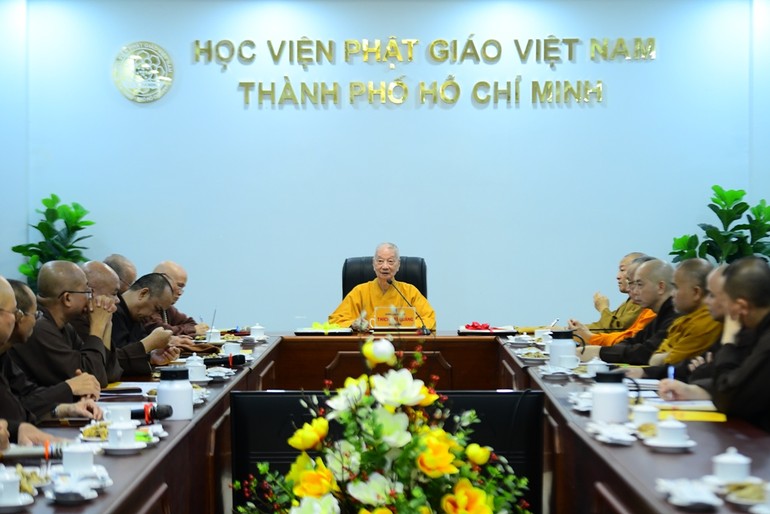 Hòa thượng Viện trưởng chủ trì phiên họp tổng kết khóa huân tu sáng ngày 2-6 - Ảnh: Ban Truyền thông Học viện