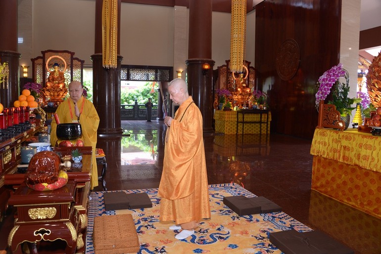 Đức Pháp chủ GHPGVN quang lâm thắp hương cầu nguyện tại lễ khai đàn - Ảnh: Bảo Toàn/BGN