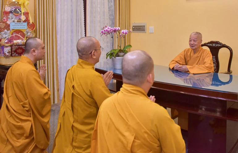 Thượng tọa Thích Lệ Lạc, Ủy viên HĐTS, Trưởng ban Trị sự GHPGVN tỉnh Vĩnh Long thỉnh thị Đức Pháp chủ về việc tổ chức Đại giới đàn - Ảnh: Quảng Đạo/Báo Giác Ngộ