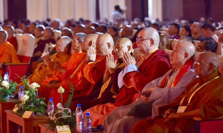 Đại biểu tham dự Đại lễ Vesak Liên Hiệp Quốc 2025 nhất tâm trong Lễ tụng kinh cầu nguyện cho hòa bình thế giới, mở đầu phiên làm việc buổi chiều - Ảnh: Quảng Đạo/BGN
