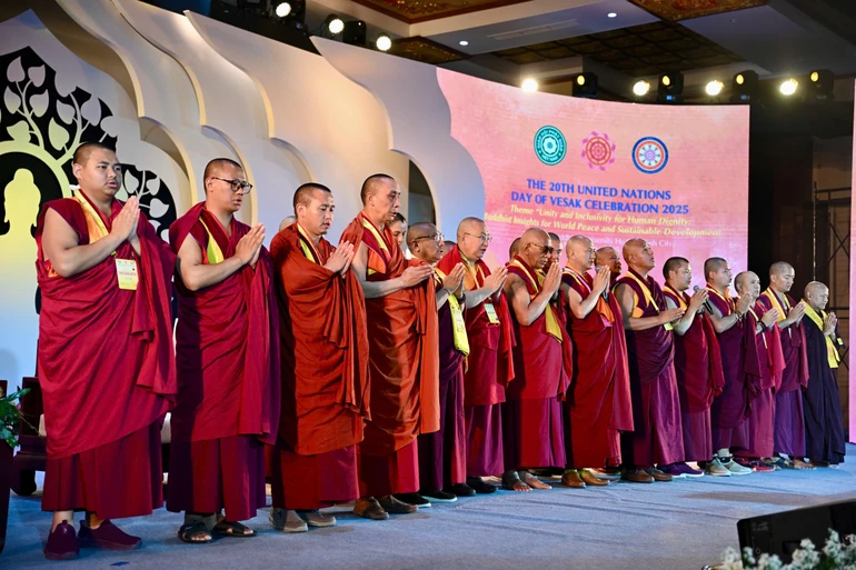 Truyền thống Phật giáo Kim Cương thừa cử hành nghi thức cầu nguyện cho hòa bình thế giới mở đầu ngày làm việc thứ hai của Đại lễ Vesak Liên Hiệp Quốc 2025 - Ảnh: Đăng Huy