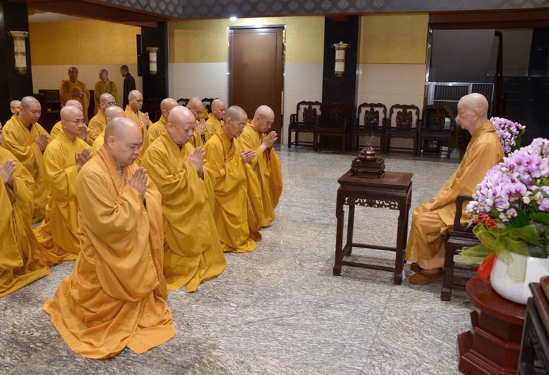 Ban Trị sự GHPGVN TP.HCM đảnh lễ khánh tuế Đức Pháp chủ - Ảnh: Bảo Toàn/BGN