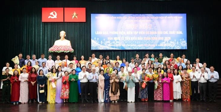 Lãnh đạo Thành phố chụp ảnh cùng các nhà báo và văn nghệ sĩ tại TP.HCM - Ảnh: Hoàng Hùng/SGGP