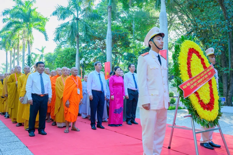 Ban Trị sự, Ban Tổ chức Đại hội đại biểu Phật giáo tỉnh Vĩnh Long, nhiệm kỳ 2026-2031 và lãnh đạo tỉnh viếng Đền thờ Chủ tịch Hồ Chí Minh trước thềm đại hội - Ảnh: Tâm Quý/BGN