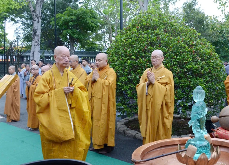 Đại lão Hòa thượng Thích Trí Quảng niêm hương, cử hành lễ Phật đản tại chùa Huê Nghiêm - Ảnh: Bảo Toàn/BGN