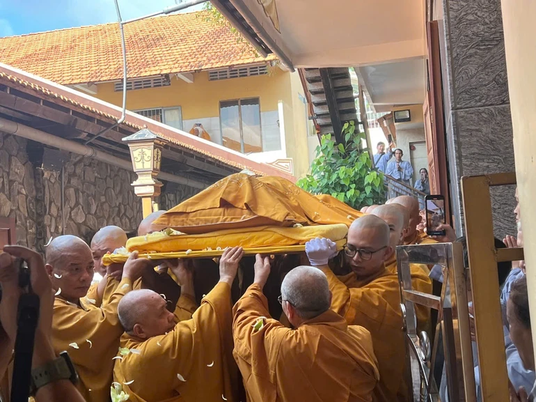 Môn đồ pháp quyến cung thỉnh nhục thân cố Trưởng lão Hòa thượng tân viên tịch rời phương trượng nhập kim quan 