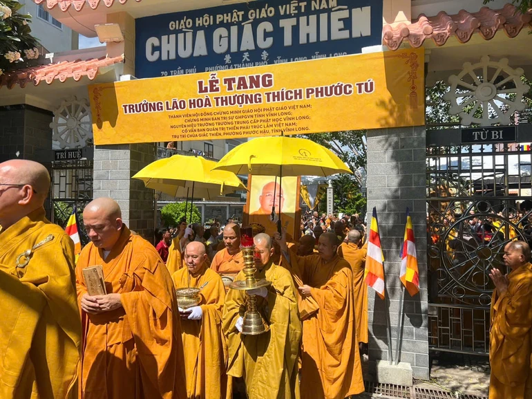 Phụng tống kim quan Trưởng lão Hoà thượng Thích Phước Tú trà-tỳ - Ảnh: Tâm Phúc