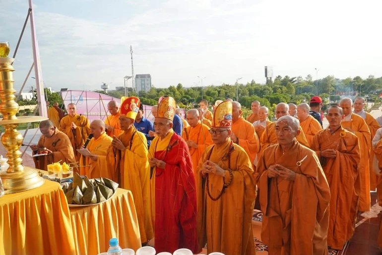 Chư tôn đức dâng hương tưởng niệm các anh hùng liệt sĩ tại Nghĩa trang Liệt sĩ Ninh Thuận (xã Xuân Hải)