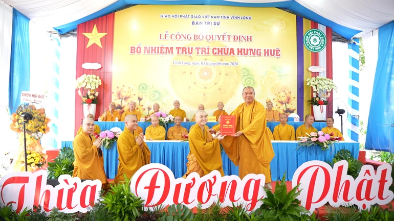 Ban Trị sự Phật giáo tỉnh Vĩnh Long trao quyết định bổ nhiệm trụ trì chùa Hưng Huệ