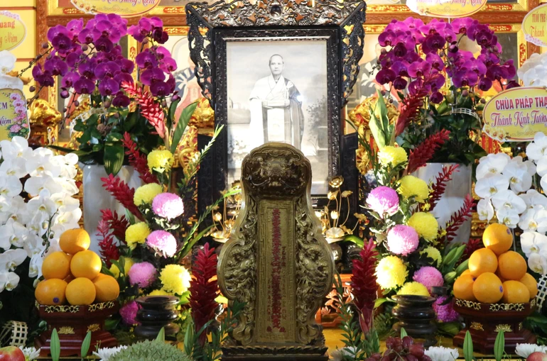 Di ảnh và long vị Tổ Minh Phương - Chơn Hương được thiết trí tại tổ đình Linh Nguyên - Ảnh: Phước Hiền/BGN
