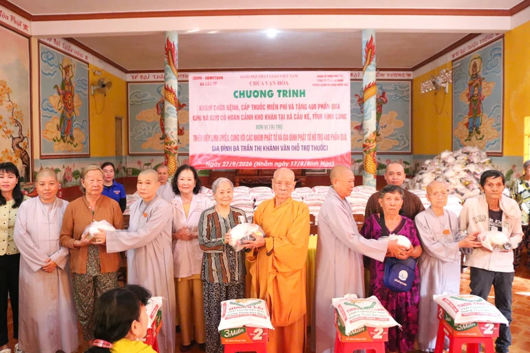 Chùa Vạn Hòa kết hợp thiền viện Linh Chiếu tặng quà đến bà con tại xã Cầu Kè, tỉnh Vĩnh Long