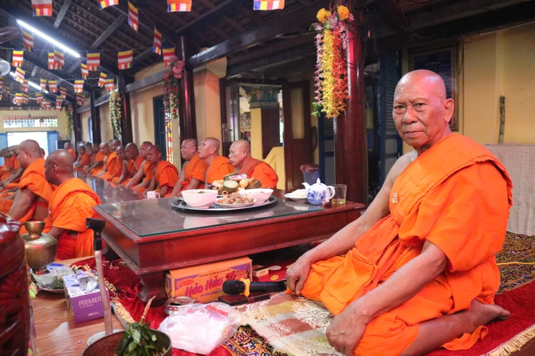 Hòa thượng Thạch Sok Xane chứng minh nghi thức đặt bát hội trong khuôn khổ Lễ Sene Dolta tại chùa Âng