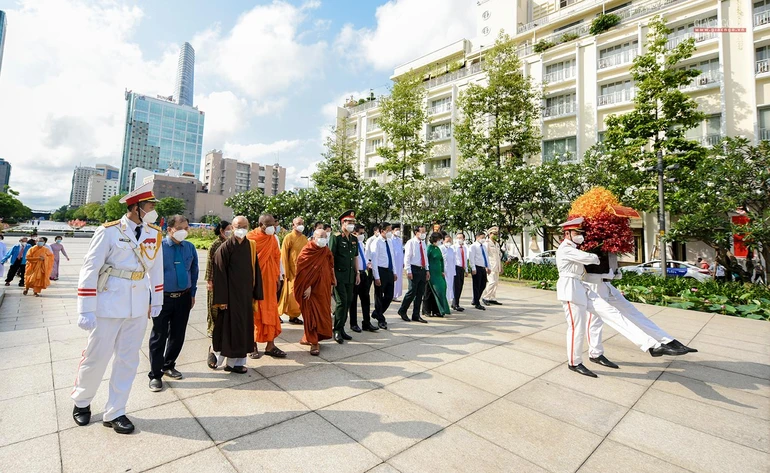 Lãnh đạo TP.HCM dâng hương, hoa tưởng niệm Chủ tịch Hồ Chí Minh và Chủ tịch Tôn Đức Thắng
