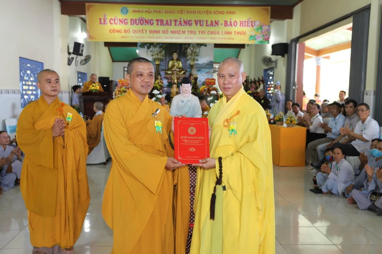 Thượng tọa Thích Quảng Huy nhận quyết định bổ nhiệm trụ trì chùa Linh Thứu