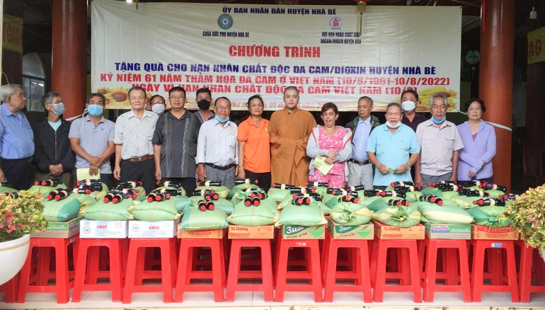 Chùa Đức Phú tặng quà đến nạn nhân chất độc màu da cam
