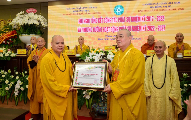 Hòa thượng Thích Thanh Nhiễu trao tặng Bằng tuyên dương công đức đến Thượng tọa Thích Thanh Phong