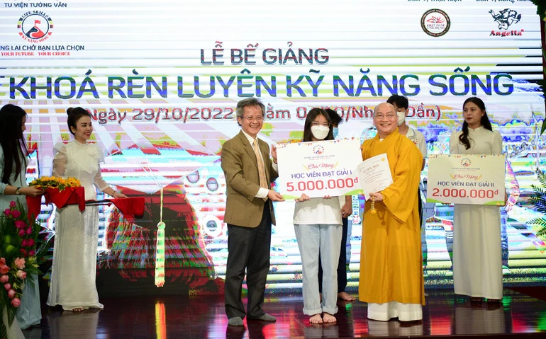 Thượng tọa Thích Phước Tiến trao tặng bằng khen, phần thưởng đến các học viên đạt thành tích cao trong khóa "Rèn luyện kỹ năng sống" tại tu viện Tường Vân