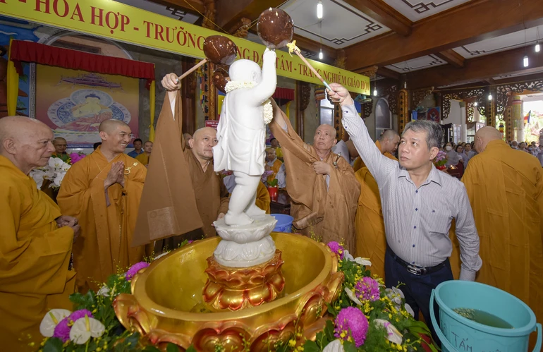 Chư tôn đức, đại diện chính quyền thực hiện nghi thức Tắm Phật tại chùa Đức Phú