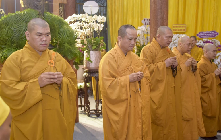 Thượng tọa Thích Tâm Hải cùng các thành viên Ban Thông tin - Truyền thông GHPGVN TP.HCM dâng hương tưởng niệm Trưởng lão Hòa thượng Thích Thanh Sơn