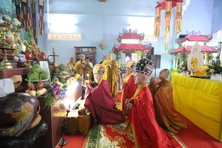 Hòa thượng Thích Đồng Tiến thực hiện nghi thức khai đàn 