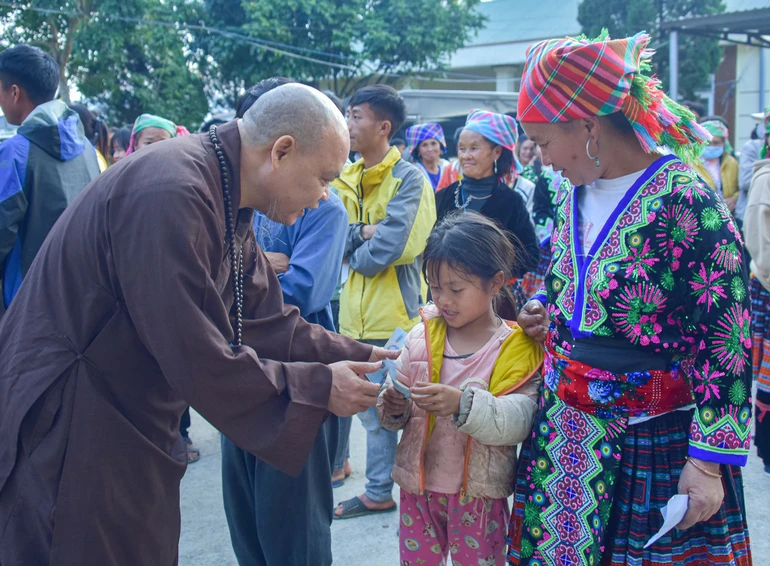 Thượng tọa Thích Thanh Phong trao quà đến một em nhỏ tại xã Tả Lèng, H.Tam Đường, tỉnh Lai Châu
