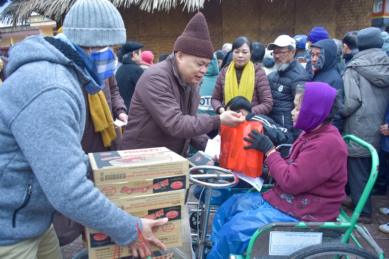 Thượng tọa Thích Thanh Phong trao quà đến người tàn tật tại Thái Bình