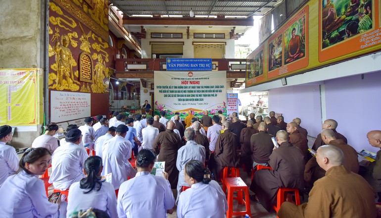 Tăng Ni, Phật tử, chức sắc tôn giáo bạn tham dự hội nghị tại chùa Đức Phú (H.Nhà Bè) chiều 19-7 - Ảnh: Quảng Đạo