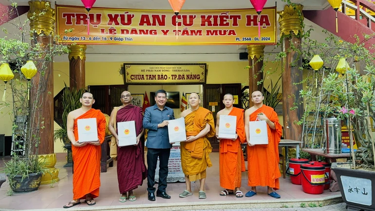 Đoàn Tổng Lãnh sự nước Việt Nam tại Paksé (Lào) thăm các hành giả an cư tại chùa Tam Bảo (Đà Nẵng)