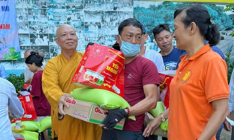 Thượng tọa Thích Thiện Từ trao quà đến người dân