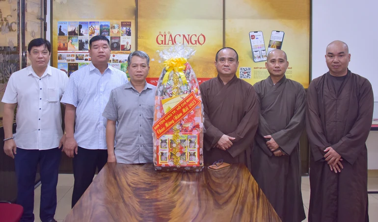 Ông Vũ Huy Long cùng đoàn Ban Tôn giáo TP.HCM chúc Tết tập thể Báo Giác Ngộ vào chiều 8-1 - Ảnh: Quảng Đạo/BGN