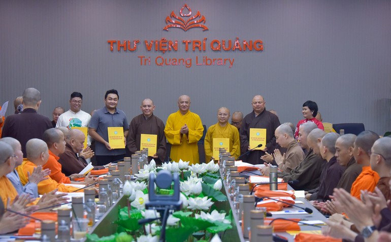 Hòa thượng Thích Huệ Thông trao quyết định đến thành viên các Ban chuyên môn - Ảnh: Quảng Đạo/BGN