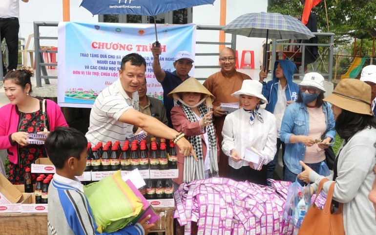 Thượng tọa Thích Trí Trường và các Phật tử trao quà đến người dân