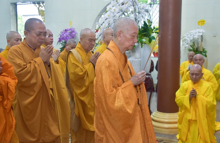 Đức Pháp chủ dâng hương tưởng niệm Đại lão Hòa thượng Thích Trí Tịnh tại chùa Vạn Đức vào sáng 27-3 - Ảnh: Quảng Đạo/BGN