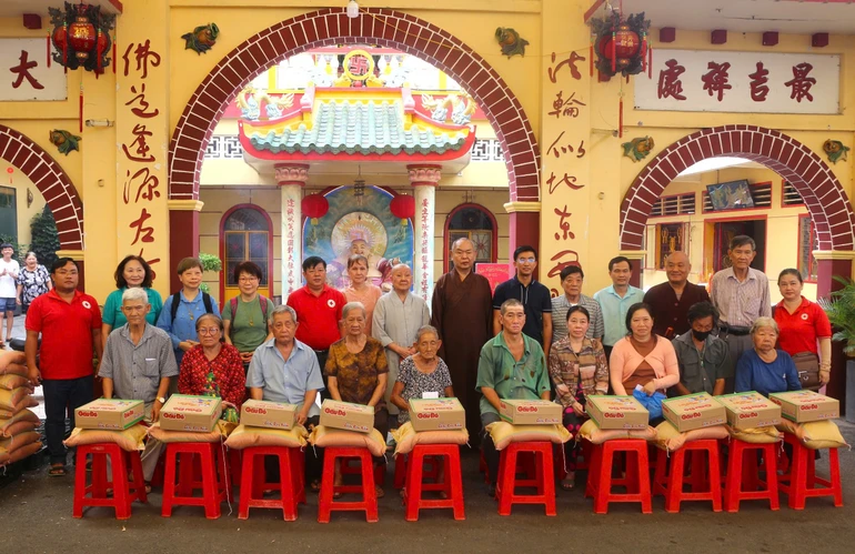 Trao quà đến người khiếm thị, hộ dân có hoàn cảnh khó khăn tại chùa Long Hoa (Q.8)