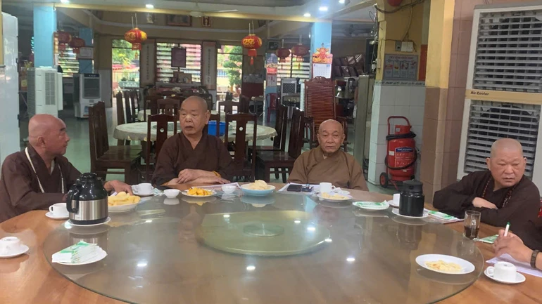 Chư tôn đức Thường trực Ban Trị sự GHPGVN Q.8 họp chuẩn bị Đại lễ Phật đản tại chùa Long Hoa 