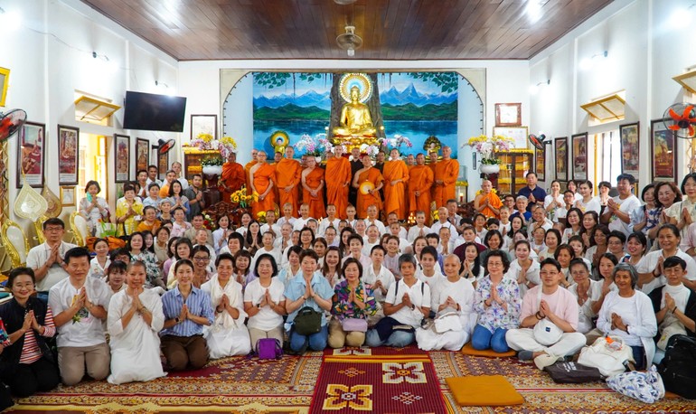 Đoàn chư Tăng, Phật tử thuộc Trung tâm thiền viện quốc tế Buddhamahametta (Thái Lan) thăm chùa Tam Bảo 
