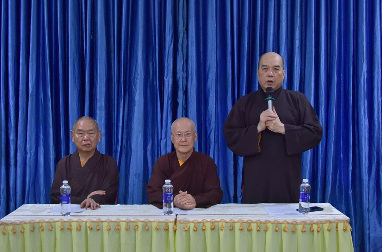 Thượng tọa Thích Truyền Cường chủ trì phiên họp của Ban Trị sự Phật giáo Q.5 vào chiều 8-4 - Ảnh: Quảng Đạo/BGN