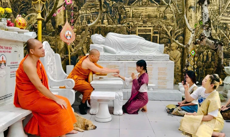 Chư Tăng buộc chỉ cổ tay chúc phúc đến các bạn sinh viên Lào