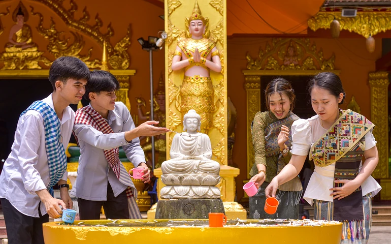 Các bạn trẻ té nước vào nhau để cầu chúc những điều tốt lành trong Lễ hội Songkran tại thiền viện Phước Sơn (Đồng Nai) - Ảnh: Quảng Đạo/BGN