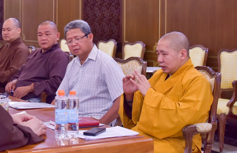 Thượng tọa Thích Thanh Tuấn chủ trì buổi họp của Ban Lưu trú và Vận chuyển đại biểu Đại lễ Vesak Liên Hiệp Quốc 2025 vào sáng 17-4 - Ảnh: Quảng Đạo/BGN