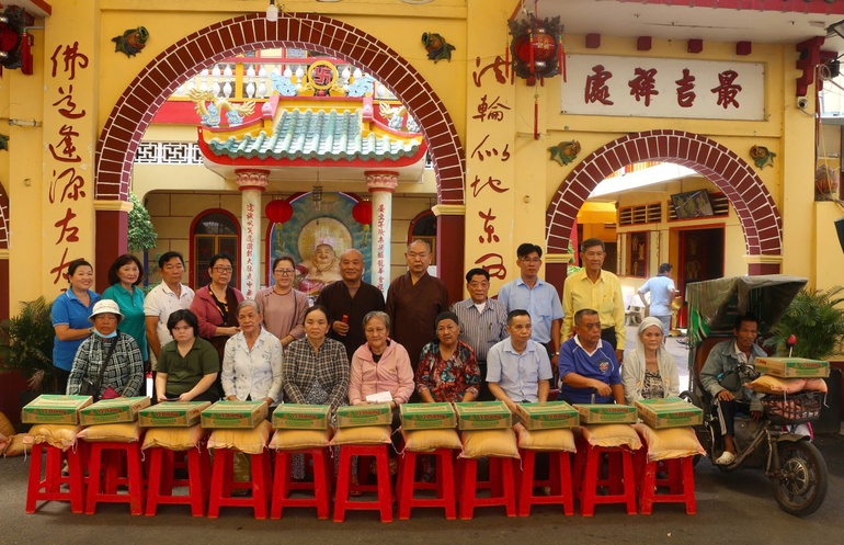 Trao tặng 250 phần quà đến các hoàn cảnh khó khăn tại chùa Long Hoa (Q.8)