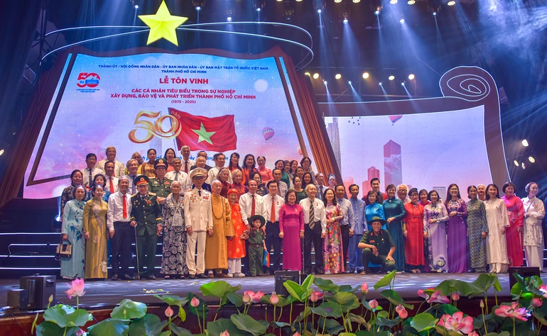 Các cá nhân tiêu biểu và thân nhân các vị đã mất được TP.HCM tôn vinh trong sự nghiệp xây dựng, bảo vệ và phát triển Thành phố giai đoạn 1975-2025 - Ảnh: Quảng Đạo/BGN