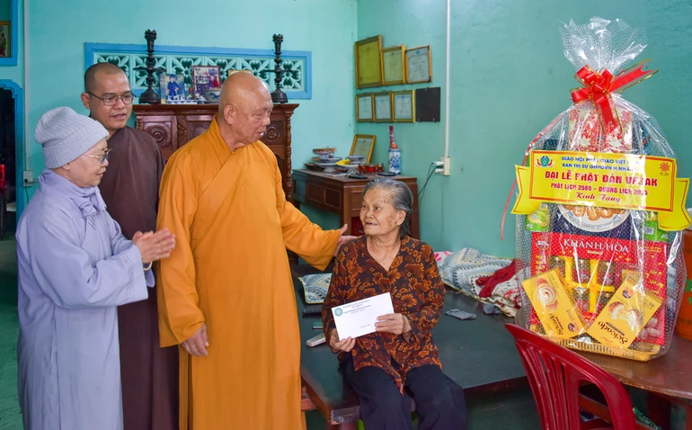 Thượng tọa Thích Thiện Từ thăm hỏi sức khỏe những người có công với Tổ quốc, gia đình chính sách trong chuyến đi - Ảnh: Quảng Đạo/BGN