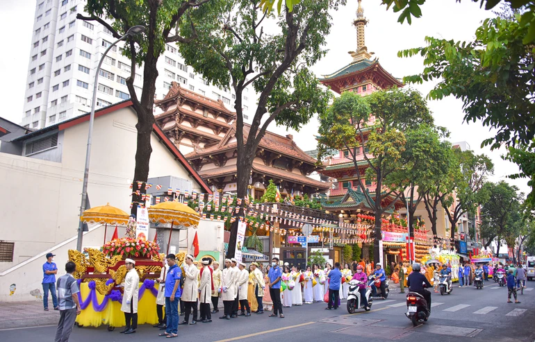 Tăng Ni, Phật tử tham dự Lễ rước kiệu Đức Phật đản sinh của Phật giáo Q.4 vào sáng mùng 8-4 ÂL - Ảnh: Quảng Đạo/BGN