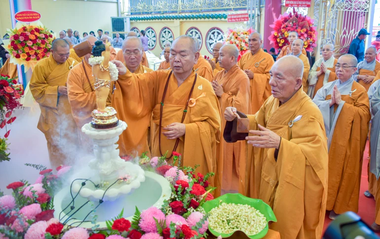 Chư tôn đức thực hiện nghi thức Tắm Phật tại chùa Long Hoa (Q.8, TP.HCM) - Ảnh: Quảng Đạo/BGN