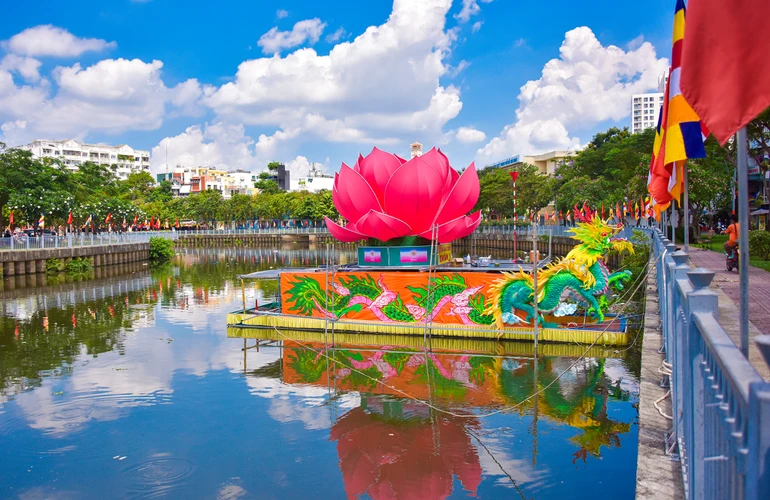 Sắc màu thuyền hoa đón mừng Phật đản của Phật giáo Q.1 - Ảnh: Quảng Đạo/BGN