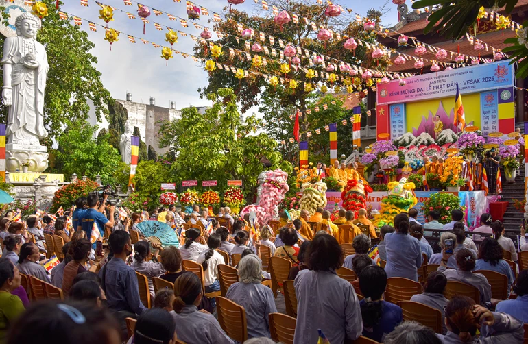Lễ đài chính Đại lễ Phật đản Phật lịch 2569 của Phật giáo H.Nhà Bè tại chùa Pháp Võ - Ảnh: Quảng Đạo/BGN