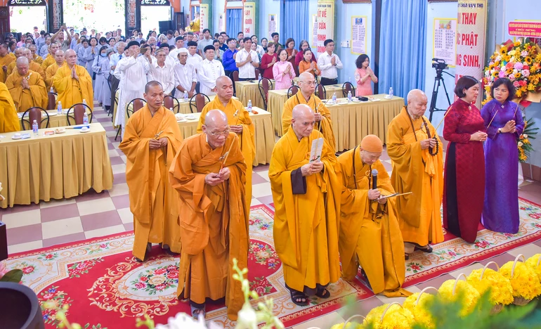 Tăng Ni, Phật tử dâng hương, tụng sám Khánh đản tại tổ đình Vạn Thọ - Ảnh: Quảng Đạo/BGN