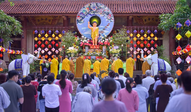 Chư Tăng, Phật tử tham dự Đại lễ Phật đản tại thiền viện Vạn Hạnh (Q.Phú Nhuận, TP.HCM) chiều ngày rằm tháng 4 - Ảnh: Quảng Đạo/BGN